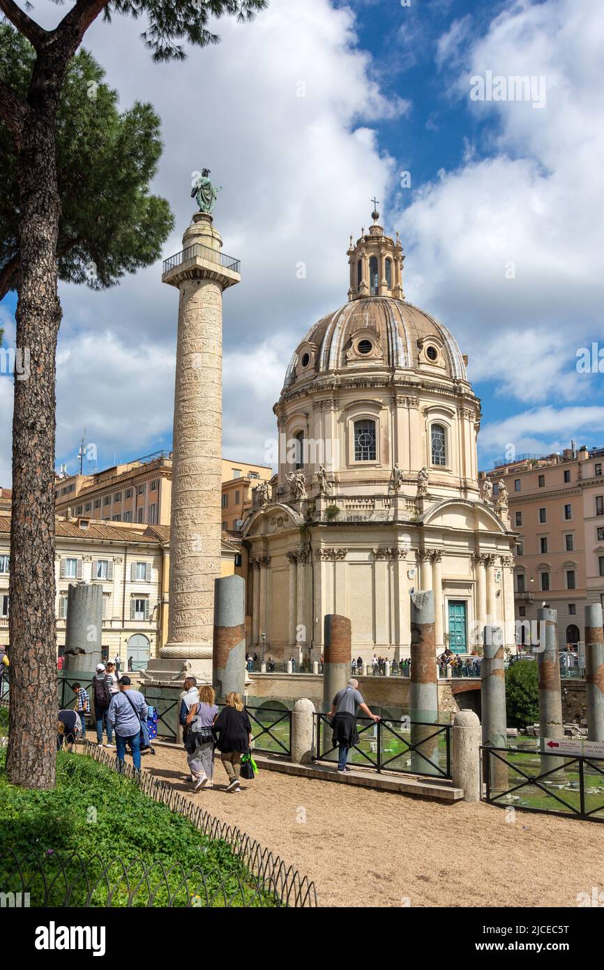 Kirche des heiligsten Namens der Maria im Trajan-Forum und Trajan-Säule (Colonna Triana), Trajan-Forum, Rom (Roma), Region Latium, Italien Stockfoto
