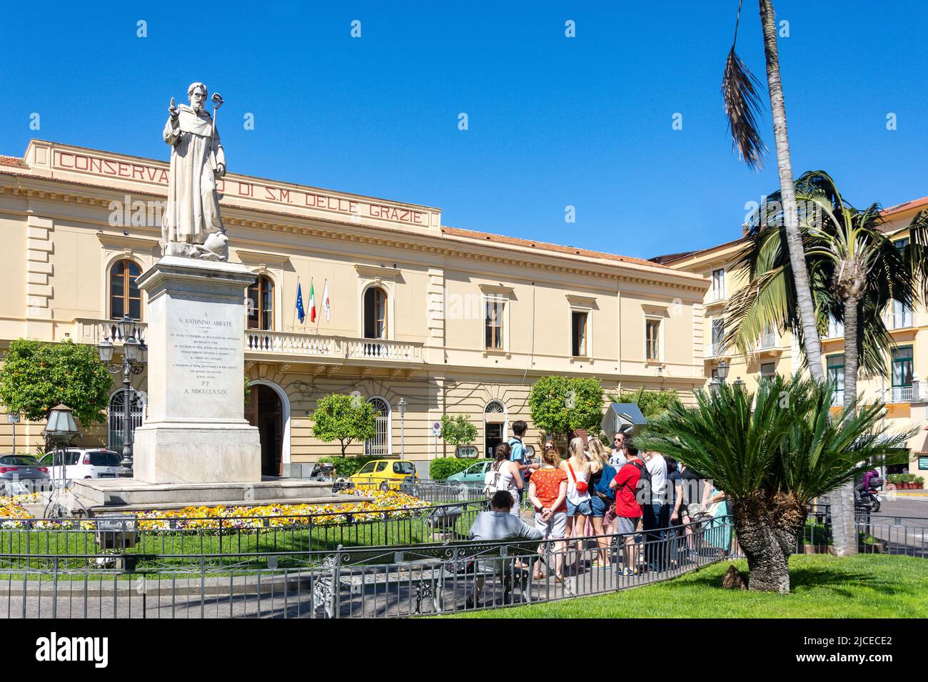 Reisegruppe auf der Piazza Sant'Antonino, Sorrento (Surriento), Region Kampanien, Italien Stockfoto