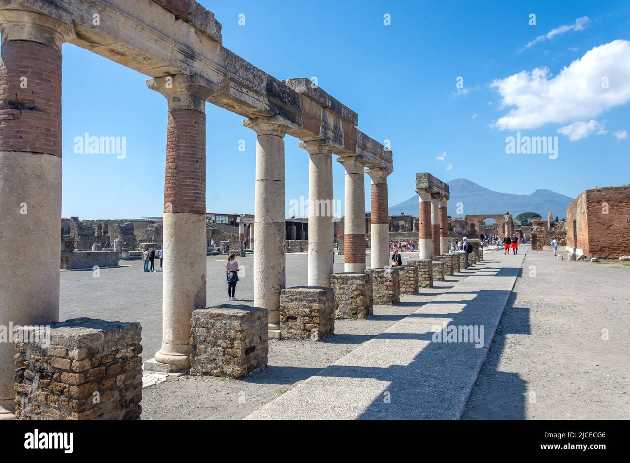 Das Forum Pompeji vom Makellum (mit dem Vesuv), die antike Stadt Pompeji, Pompeji, die Metropolstadt Neapel, die Region Kampanien, Italien Stockfoto