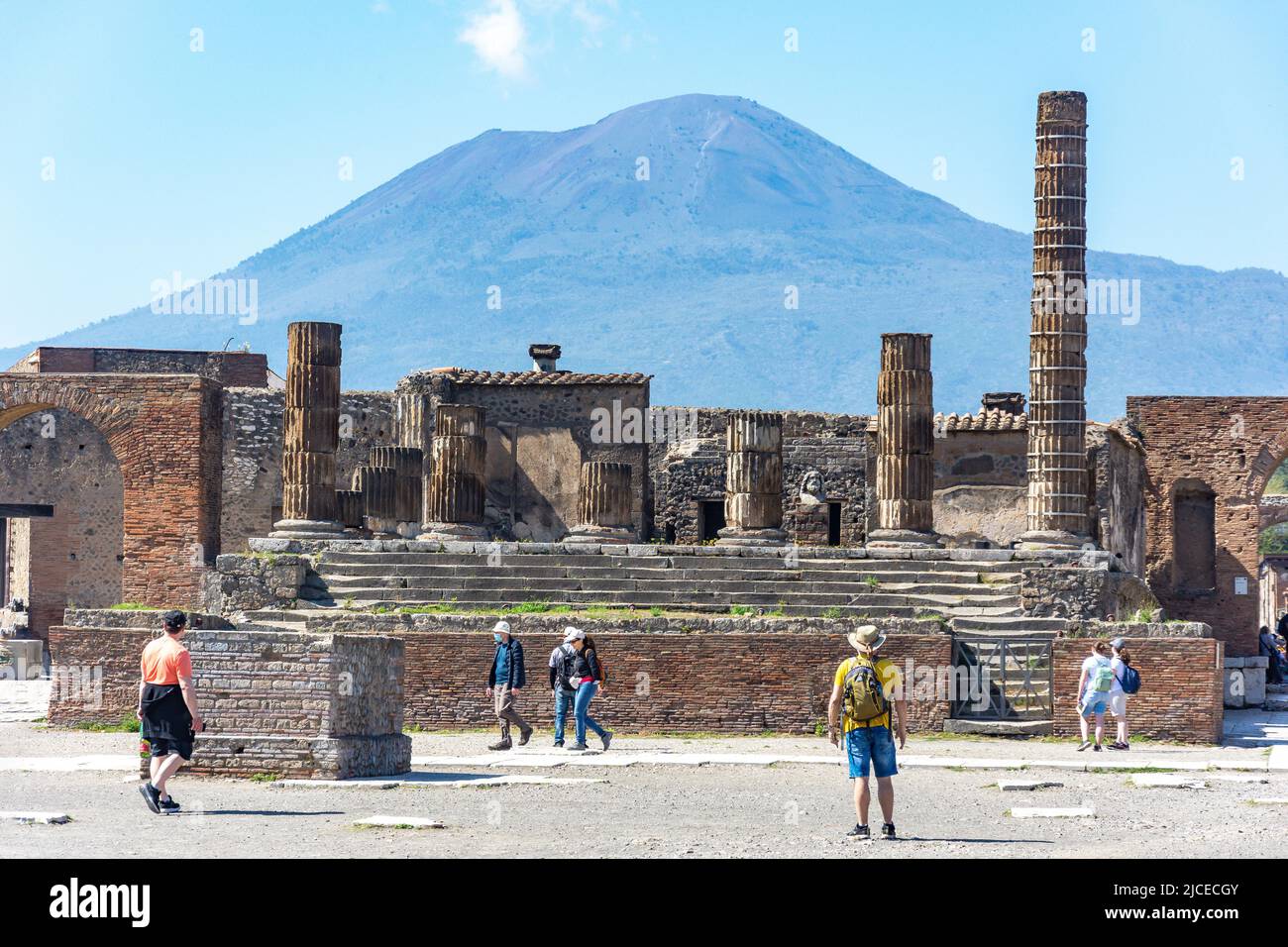 Der Tempel des Jupitors (Capitolium) mit dem Vesuv dahinter, die antike Stadt Pompeji, Pompeji, die Metropolstadt Neapel, die Region Kampanien, Italien Stockfoto