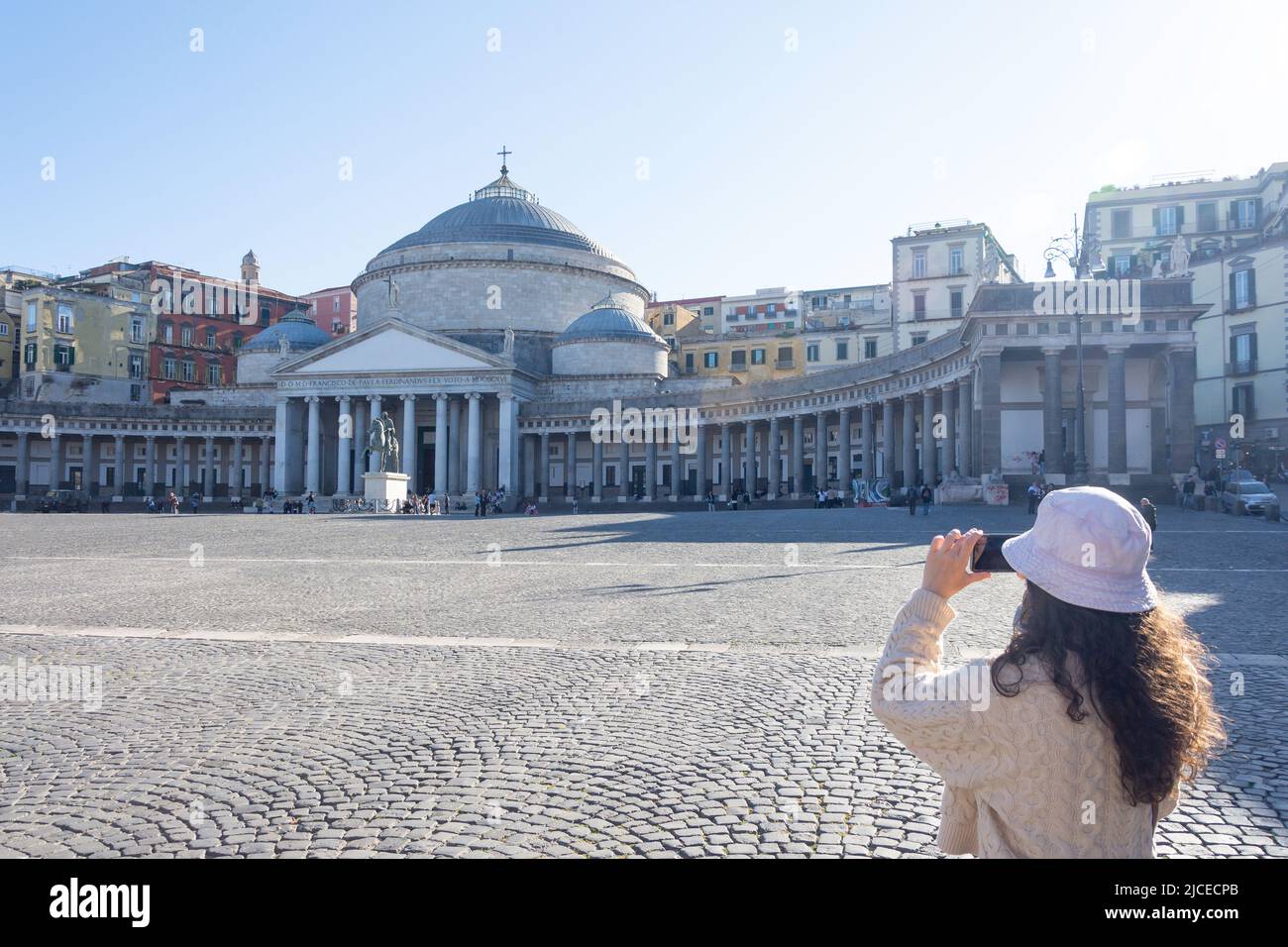 Junge Frau, die die Kirche San Francesco di Paola, Piazza del Plebiscito, Neapel (Neapel), Region Kampanien, Italien fotografiert Stockfoto