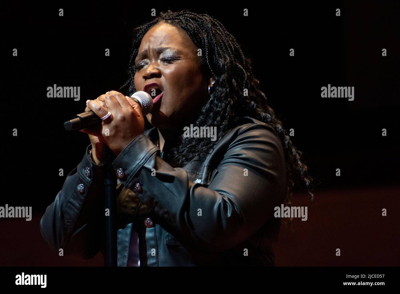 9. Juni 2022, Chicago, IL, USA: Shemekia Copeland, die preisgekrönte amerikanische Sängerin, zeigte ihre bluesgesanglichen Koteletts als Headliner am ersten Abend des Chicago Blues .Festival 2022. Ihre Stimme hallte im gesamten Millennium Park, wo Hunderte sich versammelt hatten, um ihre Aufführung von der Jay Pritzker Pavillion Stage zu sehen. In diesem Jahr findet das Chicago Blues Fest zum ersten Mal seit der Pandemie von Covid in der Stadt vier Tage statt. (Bild: © Karen I. Hirsch/ZUMA Press Wire) Stockfoto