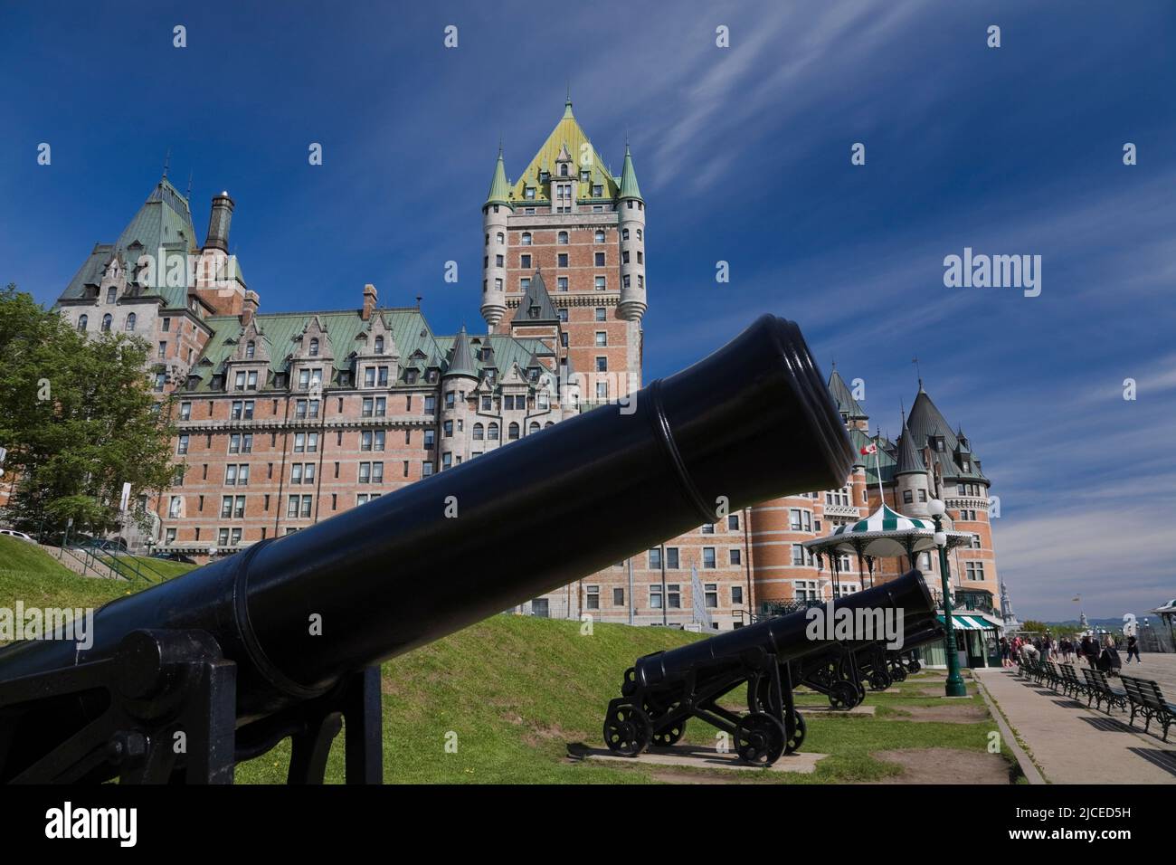 Chateau Frontenac Hotel und Cannons im Frühling, Dufferin Terrace, Old Quebec City, Quebec, Kanada. Stockfoto