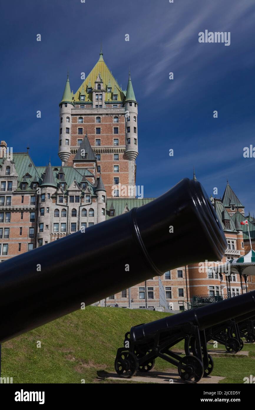 Chateau Frontenac Hotel und Cannons im Frühling, Dufferin Terrace, Old Quebec City, Quebec, Kanada. Stockfoto