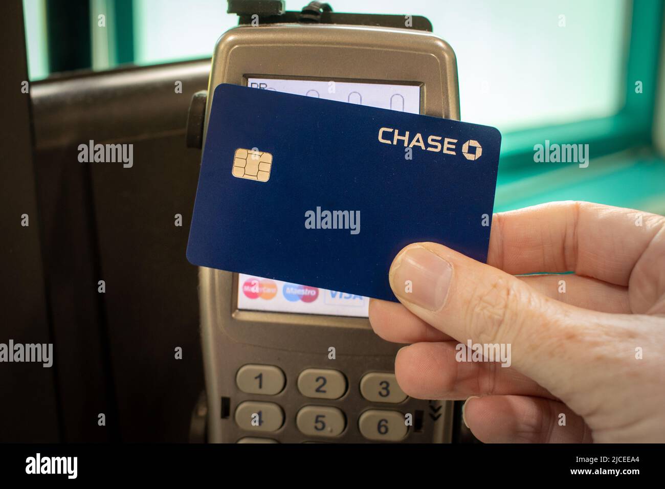 Eine numerfreie Chase-Bankkarte, die für eine kontaktlose Zahlung in einem britischen Geschäft verwendet wird Stockfoto