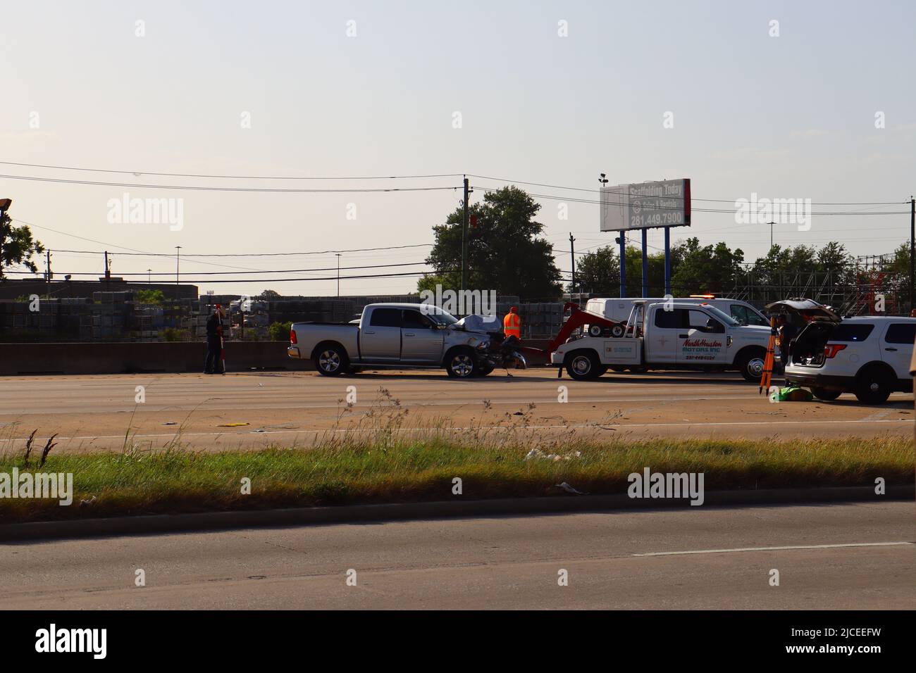 Houston, Usa. 12. Juni 2022. Doppelter Todesfall auf dem Eastex Freeway: Laut dem Sheriff Ed Gonzalez von Harris County wurden zwei Menschen getötet, als ein Kia Soul und Dodge RAM Pickup-Truck im Block 11800 des Northbound Eastex Freeway zusammenprallten. Zwei weitere wurden in fairem Zustand in ein nahegelegenes Krankenhaus transportiert. Die Ursache des Absturzes wird noch untersucht. Quelle: Robert Balli/Alamy Live News Stockfoto