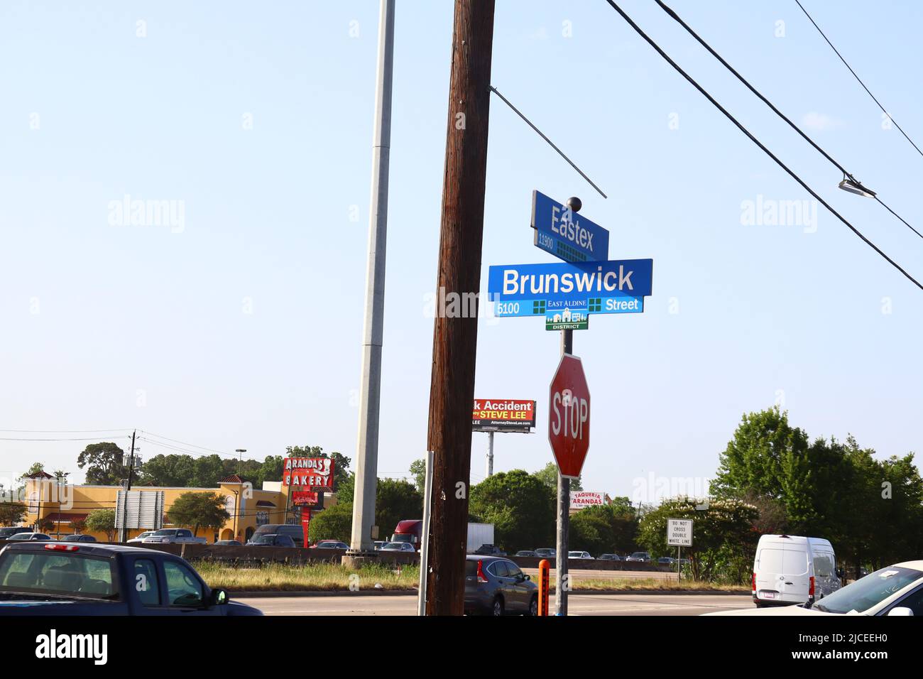 Houston, Usa. 12. Juni 2022. Doppelter Todesfall auf dem Eastex Freeway: Laut dem Sheriff Ed Gonzalez von Harris County wurden zwei Menschen getötet, als ein Kia Soul und Dodge RAM Pickup-Truck im Block 11800 des Northbound Eastex Freeway zusammenprallten. Zwei weitere wurden in fairem Zustand in ein nahegelegenes Krankenhaus transportiert. Die Ursache des Absturzes wird noch untersucht. Quelle: Robert Balli/Alamy Live News Stockfoto