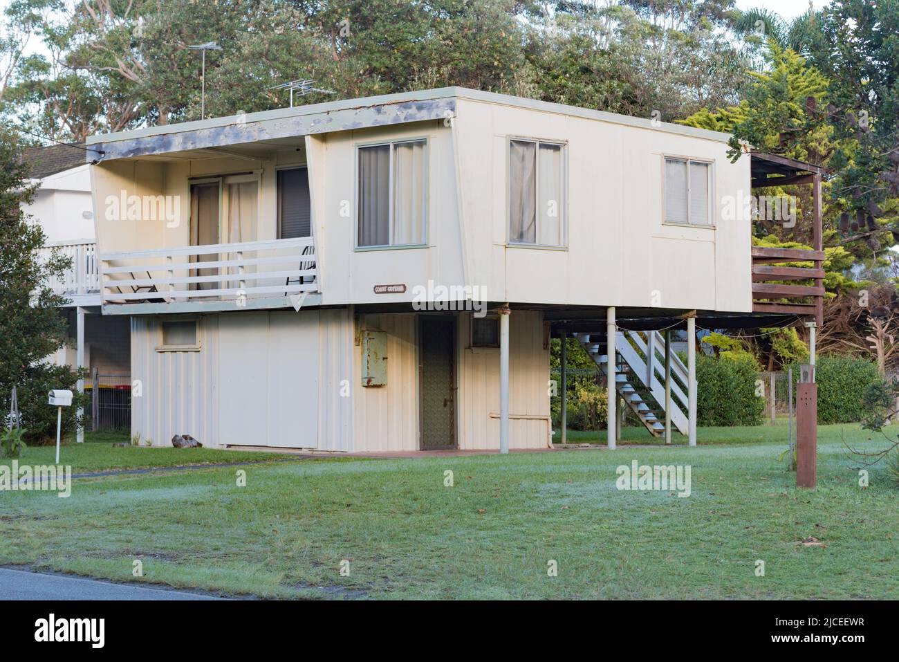 Basierend auf dem 1961 Lend Lease Beachcomber Design hat dieses Nachkriegshaus in Narrawallee, New South Wales, Australien seinen Wohnbereich auf der oberen Ebene Stockfoto