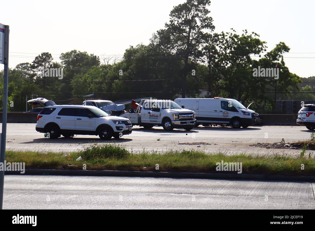 Houston, Usa. 12. Juni 2022. Doppelter Todesfall auf dem Eastex Freeway: Laut dem Sheriff Ed Gonzalez von Harris County wurden zwei Menschen getötet, als ein Kia Soul und Dodge RAM Pickup-Truck im Block 11800 des Northbound Eastex Freeway zusammenprallten. Zwei weitere wurden in fairem Zustand in ein nahegelegenes Krankenhaus transportiert. Die Ursache des Absturzes wird noch untersucht. Quelle: Robert Balli/Alamy Live News Stockfoto