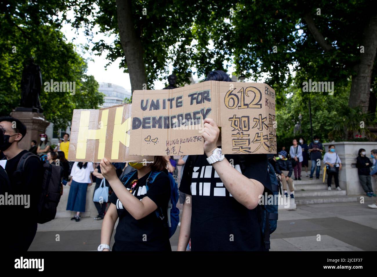 London, Großbritannien. 12.. Juni 2022. Auf der Kundgebung am Parliament Square werden Demonstranten mit Plakaten gesehen. Tausende von Hongkongern in London versammeln sich zum 3.. Jahrestag der prodemokratischen Anti-ELAB-Sozialbewegung in Hongkong zum Gedenken an die Toten, Inhaftierten und Exilanten der Bewegung. Die Kundgebung ist die bisher größte Versammlung von Hongkongers in London seit 2019, als die prodemokratische Bewegung in Hongkong begann. (Foto von Hesther Ng/SOPA Images/Sipa USA) Quelle: SIPA USA/Alamy Live News Stockfoto