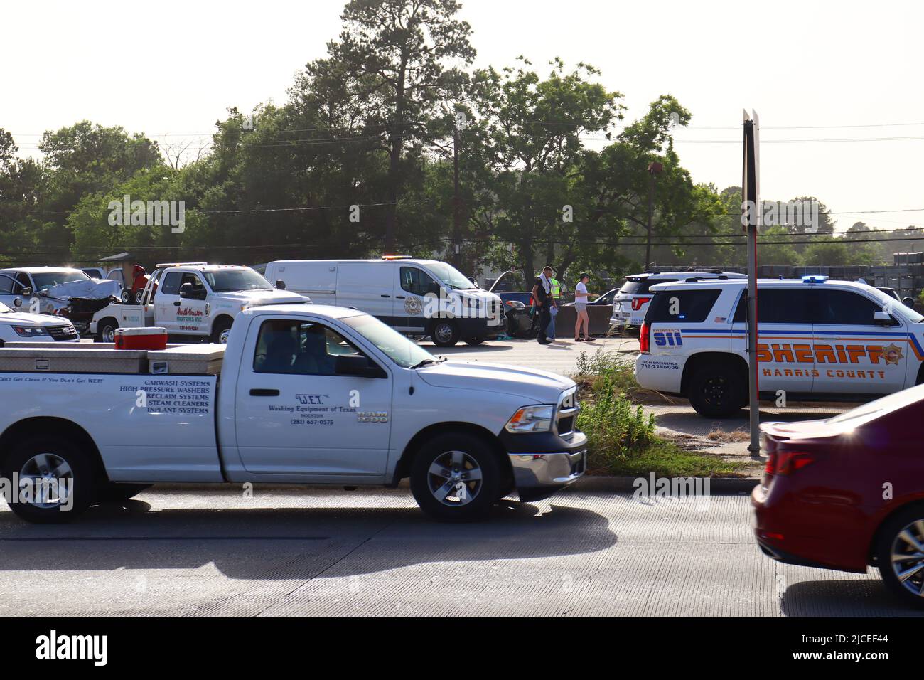 Houston, Usa. 12. Juni 2022. Doppelter Todesfall auf dem Eastex Freeway: Laut dem Sheriff Ed Gonzalez von Harris County wurden zwei Menschen getötet, als ein Kia Soul und Dodge RAM Pickup-Truck im Block 11800 des Northbound Eastex Freeway zusammenprallten. Zwei weitere wurden in fairem Zustand in ein nahegelegenes Krankenhaus transportiert. Die Ursache des Absturzes wird noch untersucht. Quelle: Robert Balli/Alamy Live News Stockfoto