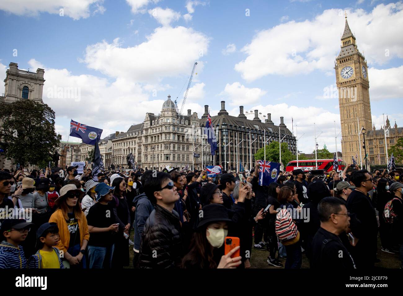 London, Großbritannien. 12.. Juni 2022. Ein Blick auf Hongkongers, die sich während der Kundgebung auf dem Parlamentsplatz versammelten. Tausende von Hongkongern in London versammeln sich zum 3.. Jahrestag der prodemokratischen Anti-ELAB-Sozialbewegung in Hongkong zum Gedenken an die Toten, Inhaftierten und Exilanten der Bewegung. Die Kundgebung ist die bisher größte Versammlung von Hongkongers in London seit 2019, als die prodemokratische Bewegung in Hongkong begann. (Foto von Hesther Ng/SOPA Images/Sipa USA) Quelle: SIPA USA/Alamy Live News Stockfoto