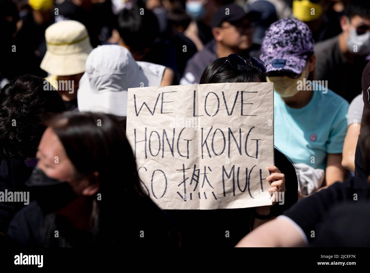 London, Großbritannien. 12.. Juni 2022. Eine Protesterin hält ein Plakat, auf dem sie ihre Meinung während der Kundgebung auf dem Parliament Square zum Ausdruck bringt. Tausende von Hongkongern in London versammeln sich zum 3.. Jahrestag der prodemokratischen Anti-ELAB-Sozialbewegung in Hongkong zum Gedenken an die Toten, Inhaftierten und Exilanten der Bewegung. Die Kundgebung ist die bisher größte Versammlung von Hongkongers in London seit 2019, als die prodemokratische Bewegung in Hongkong begann. (Foto von Hesther Ng/SOPA Images/Sipa USA) Quelle: SIPA USA/Alamy Live News Stockfoto