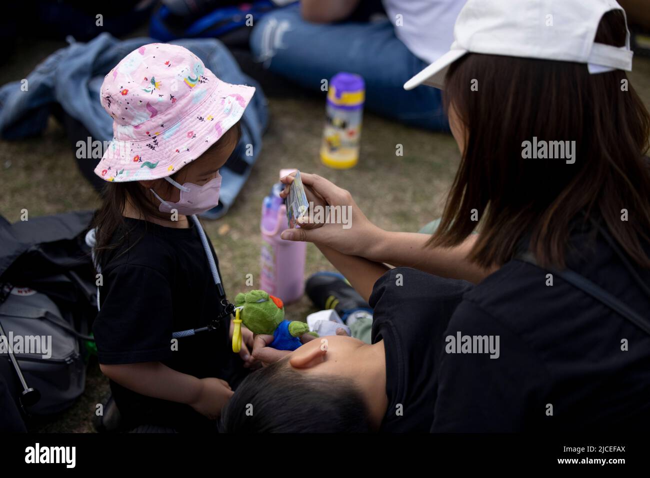 London, Großbritannien. 12.. Juni 2022. Eine Familie wird während der Kundgebung auf dem Parliament Square gesehen. Tausende von Hongkongern in London versammeln sich zum 3.. Jahrestag der prodemokratischen Anti-ELAB-Sozialbewegung in Hongkong zum Gedenken an die Toten, Inhaftierten und Exilanten der Bewegung. Die Kundgebung ist die bisher größte Versammlung von Hongkongers in London seit 2019, als die prodemokratische Bewegung in Hongkong begann. (Foto von Hesther Ng/SOPA Images/Sipa USA) Quelle: SIPA USA/Alamy Live News Stockfoto