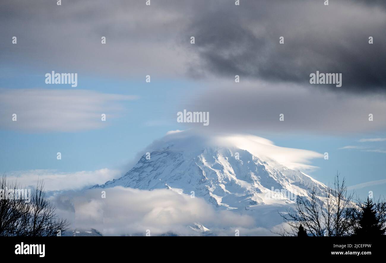 Mount Rainier an einem Wintertag mit einer linsenförmigen Wolke Stockfoto