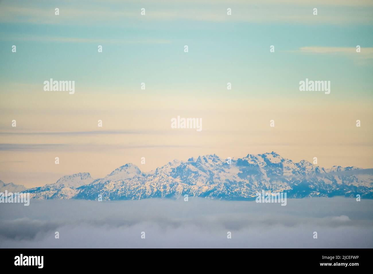 Schneebedeckte Olympic Mountain Range im Bundesstaat Washington an einem Wintertag Stockfoto