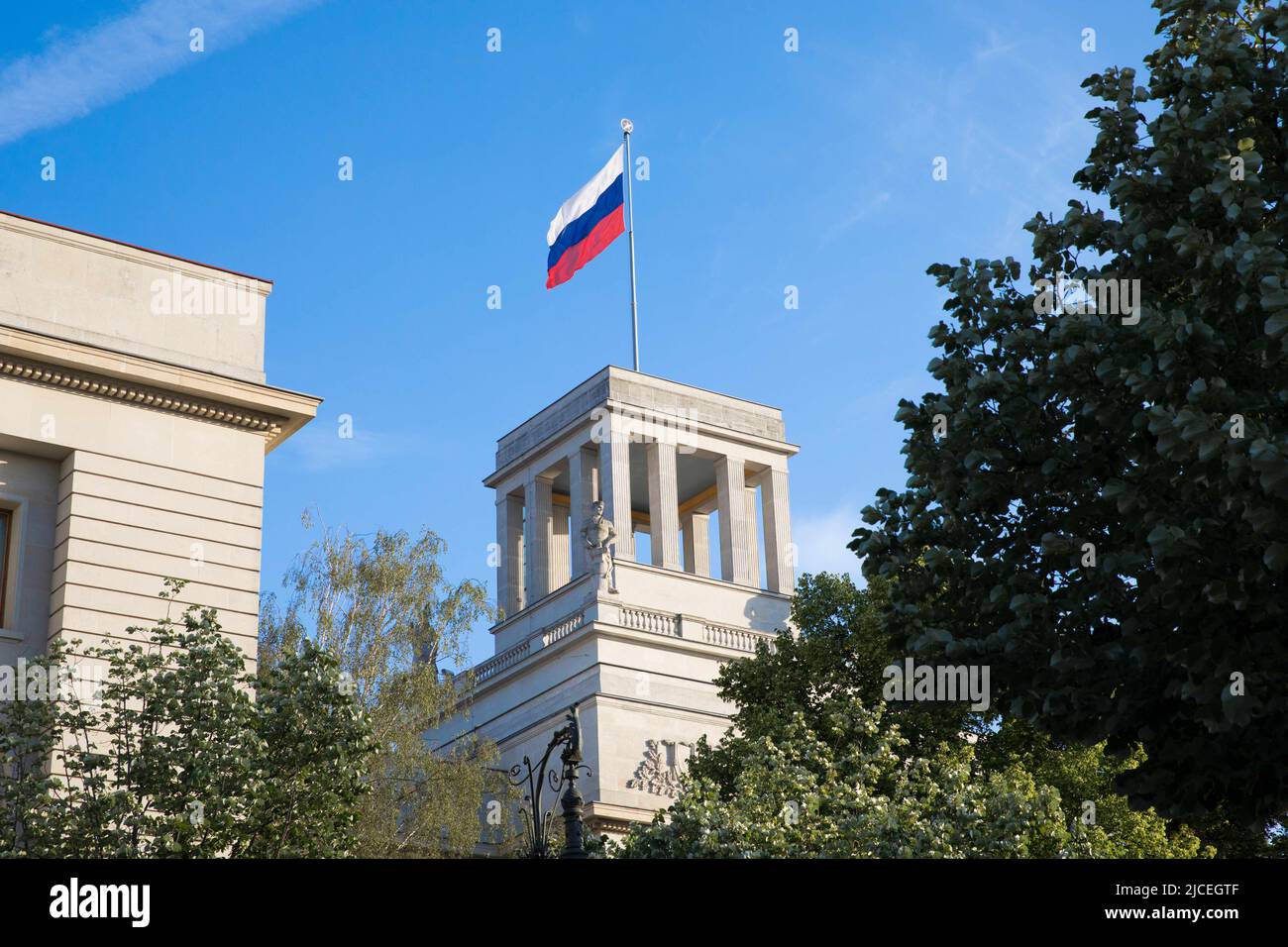 Berlin, Deutschland. 12.. Juni 2022. In der russischen Botschaft in Berlin legten Menschen Blumen und Kerzen nieder, um die Opfer des Krieges in der Ukraine zu betrauern. (Bild: © Michael Kuenne/PRESSCOV über ZUMA Press Wire) Stockfoto