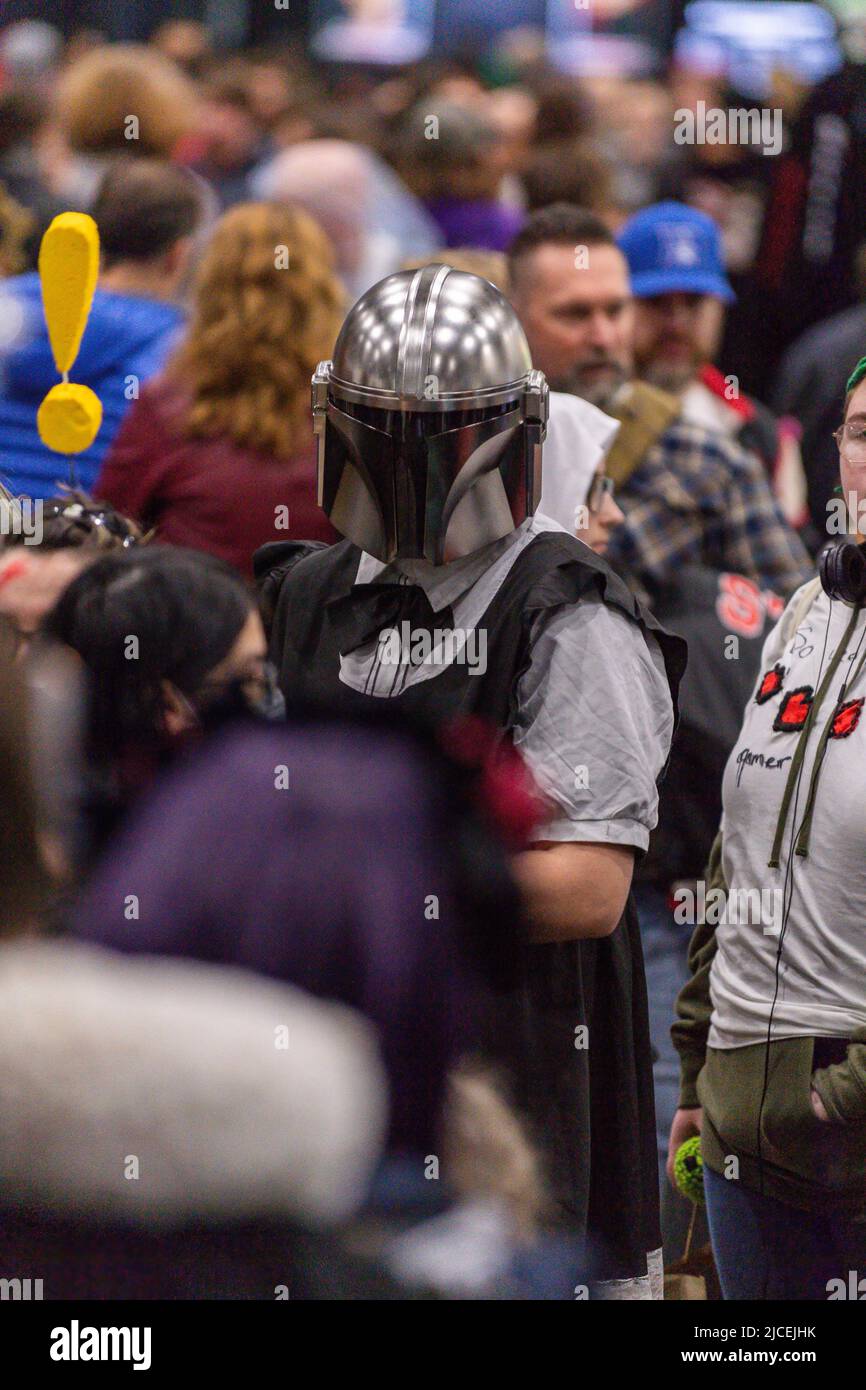 Melbourne, Australien. 11.. Juni 2022. Ein Cosplayer in einem mandalorianischen Helm geht auf der OzComicCon 2022 auf den Boden. Auf der OzComicCon kamen Tausende von Fans der Popkultur für das Wochenende ins Melbourne Exhibition Center, um sich an Foren, Cosplay-Wettbewerben und Promi-Ratespielen zu erfreuen. Der erste Tag der Veranstaltung war ein Ausverkauf mit Menschen, die nach verschobenen und abgesagten Veranstaltungen unter COVID-Sperre in Massen zur Convention zurückkehrten. Kredit: SOPA Images Limited/Alamy Live Nachrichten Stockfoto