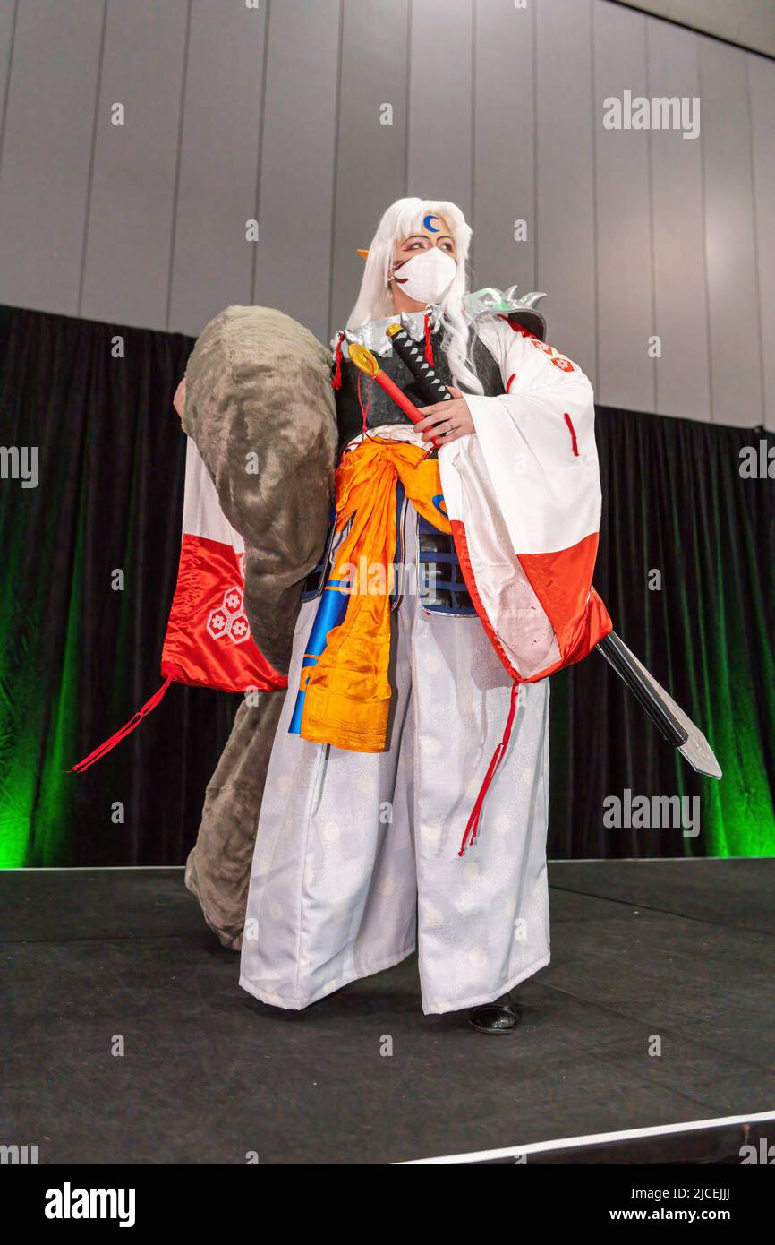 Melbourne, Australien. 12.. Juni 2022. Ein Cosplayer aus Inushaya nimmt an einer Cosplay-Parade Teil, um ihre Kreation auf der OzComicCon 2022 zu zeigen. Auf der OzComicCon kamen Tausende von Fans der Popkultur für das Wochenende ins Melbourne Exhibition Center, um sich an Foren, Cosplay-Wettbewerben und Promi-Ratespielen zu erfreuen. Der erste Tag der Veranstaltung war ein Ausverkauf mit Menschen, die nach verschobenen und abgesagten Veranstaltungen unter COVID-Sperre in Massen zur Convention zurückkehrten. Kredit: SOPA Images Limited/Alamy Live Nachrichten Stockfoto