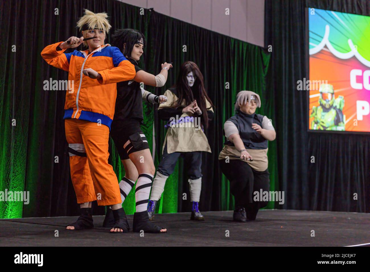 Melbourne, Australien. 12.. Juni 2022. Cosplayer, die als Naruto-Figuren verkleidet sind, nehmen an einer Cosplay-Parade Teil, um ihre Kreationen auf der OzComicCon 2022 zu zeigen. Auf der OzComicCon kamen Tausende von Fans der Popkultur für das Wochenende ins Melbourne Exhibition Center, um sich an Foren, Cosplay-Wettbewerben und Promi-Ratespielen zu erfreuen. Der erste Tag der Veranstaltung war ein Ausverkauf mit Menschen, die nach verschobenen und abgesagten Veranstaltungen unter COVID-Sperre in Massen zur Convention zurückkehrten. Kredit: SOPA Images Limited/Alamy Live Nachrichten Stockfoto