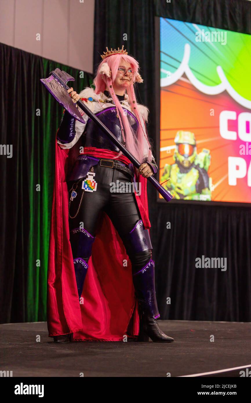 Melbourne, Australien. 12.. Juni 2022. Ein Cosplayer, der als Techno Blade aus Minecraft verkleidet ist, nimmt an einer Cosplay-Parade Teil, um ihre Kreationen auf der OzComicCon 2022 zu zeigen. Auf der OzComicCon kamen Tausende von Fans der Popkultur für das Wochenende ins Melbourne Exhibition Center, um sich an Foren, Cosplay-Wettbewerben und Promi-Ratespielen zu erfreuen. Der erste Tag der Veranstaltung war ein Ausverkauf mit Menschen, die nach verschobenen und abgesagten Veranstaltungen unter COVID-Sperre in Massen zur Convention zurückkehrten. Kredit: SOPA Images Limited/Alamy Live Nachrichten Stockfoto