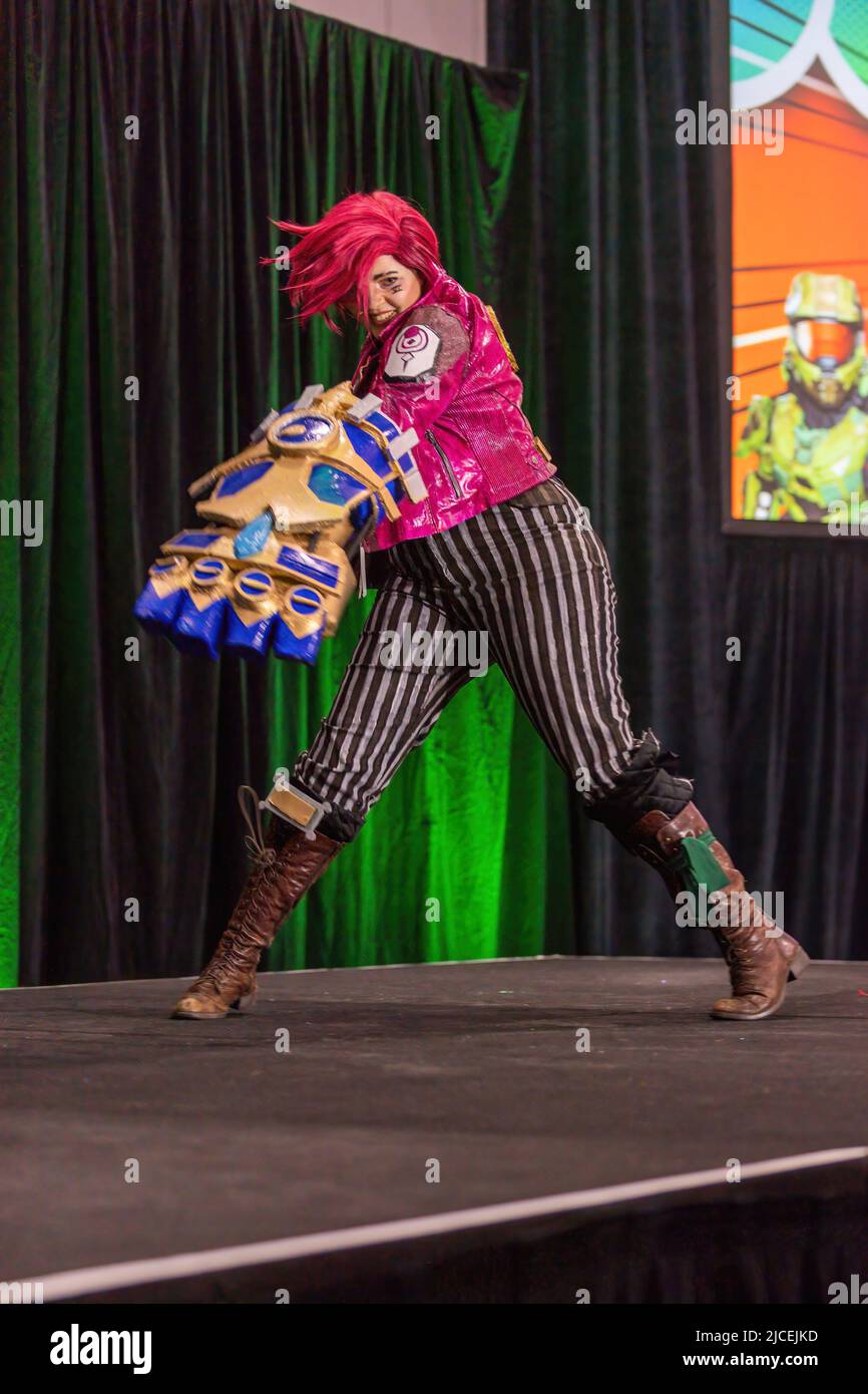 Melbourne, Australien. 12.. Juni 2022. Ein Cosplayer aus Arcane nimmt an einer Cosplay-Parade Teil, um ihre Kreation auf der OzComicCon 2022 zu zeigen. Auf der OzComicCon kamen Tausende von Fans der Popkultur für das Wochenende ins Melbourne Exhibition Center, um sich an Foren, Cosplay-Wettbewerben und Promi-Ratespielen zu erfreuen. Der erste Tag der Veranstaltung war ein Ausverkauf mit Menschen, die nach verschobenen und abgesagten Veranstaltungen unter COVID-Sperre in Massen zur Convention zurückkehrten. Kredit: SOPA Images Limited/Alamy Live Nachrichten Stockfoto