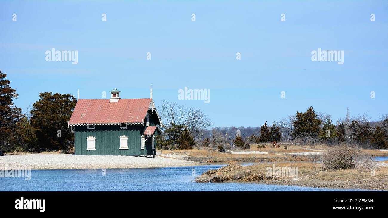 STONY BROOK, NEW YORK - 1 APR 2015: Gamecock Cottage im West Meadow Wetlands Reserve, auf Long Island. Stockfoto
