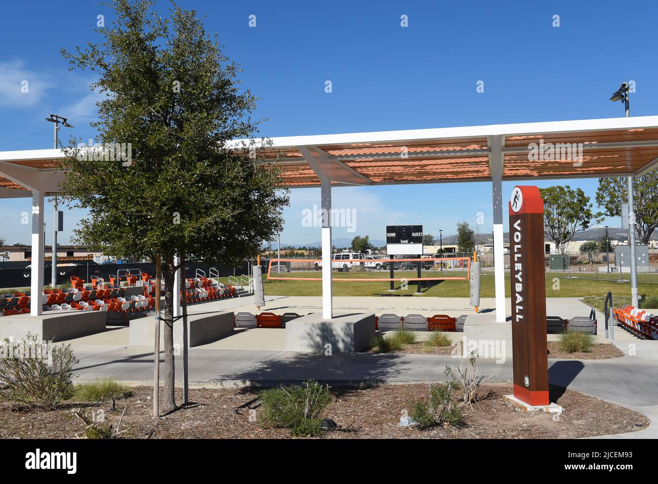 IRVINE, KALIFORNIEN 31. JAN 2020: Championship Sand Volleyball Court im Orange County Great Park. Das Stadion bietet Platz für 178 Zuschauer. Stockfoto