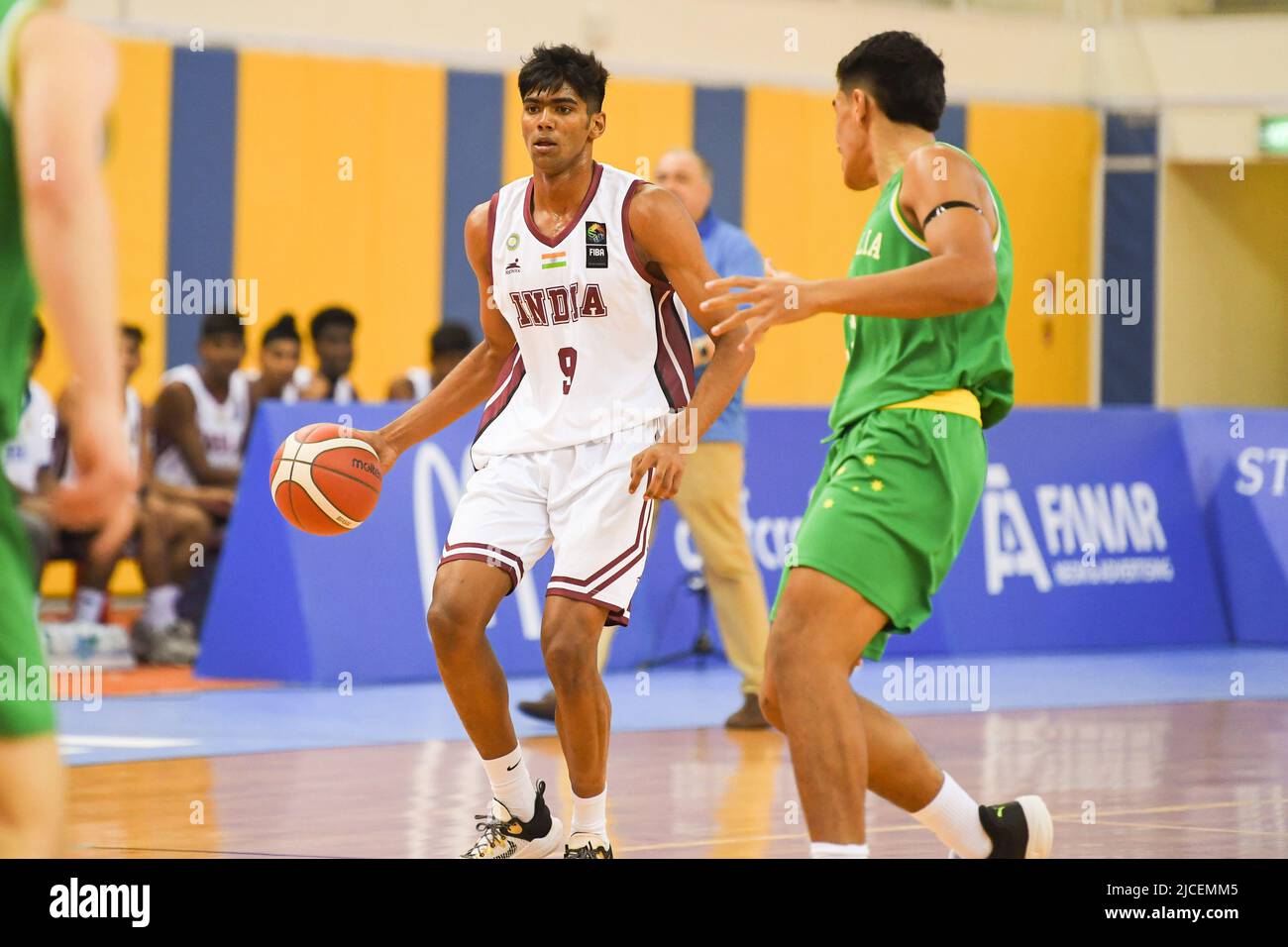 Doha, Katar. 12.. Juni 2022. Kushal Singh (L) von der indischen Basketballmannschaft wurde während des FIBA U16-Asienmeisterschaftsspiel 2022 zwischen Australien und Indien in der Al-Gharafa Sports Multi-Purpose Hall in Aktion gesehen. Endergebnis; Australien 95:47 Indien. (Foto von Luis Veniegra/SOPA Images/Sipa USA) Quelle: SIPA USA/Alamy Live News Stockfoto