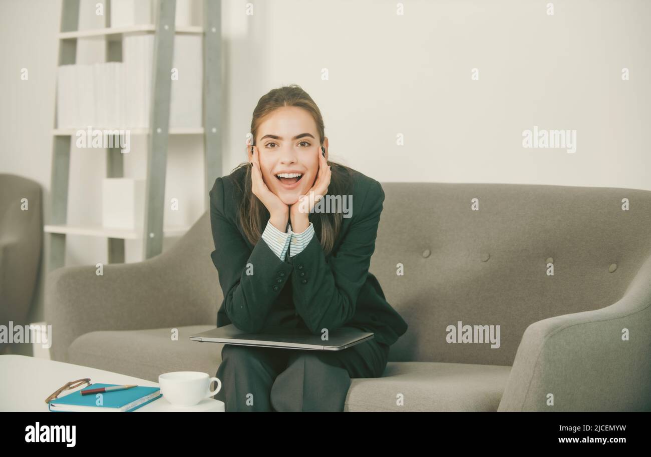 Porträt einer jungen, glücklich lächelnden Geschäftsfrau Buchhalterin in formeller Kleidung am Arbeitsplatz im Büro. Erfolgreiche weibliche Managerin, schöne Sekretärin Mädchen. Stockfoto