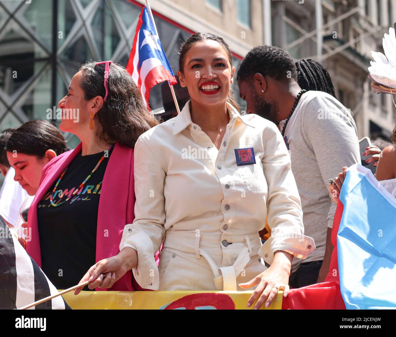 New York, New York - 12. Juni 2022 : Alexandria Ocasio-Cortez feiert in New York City die Puerto Rican Day Parade auf der 5. ave. In Manhattan. Stockfoto