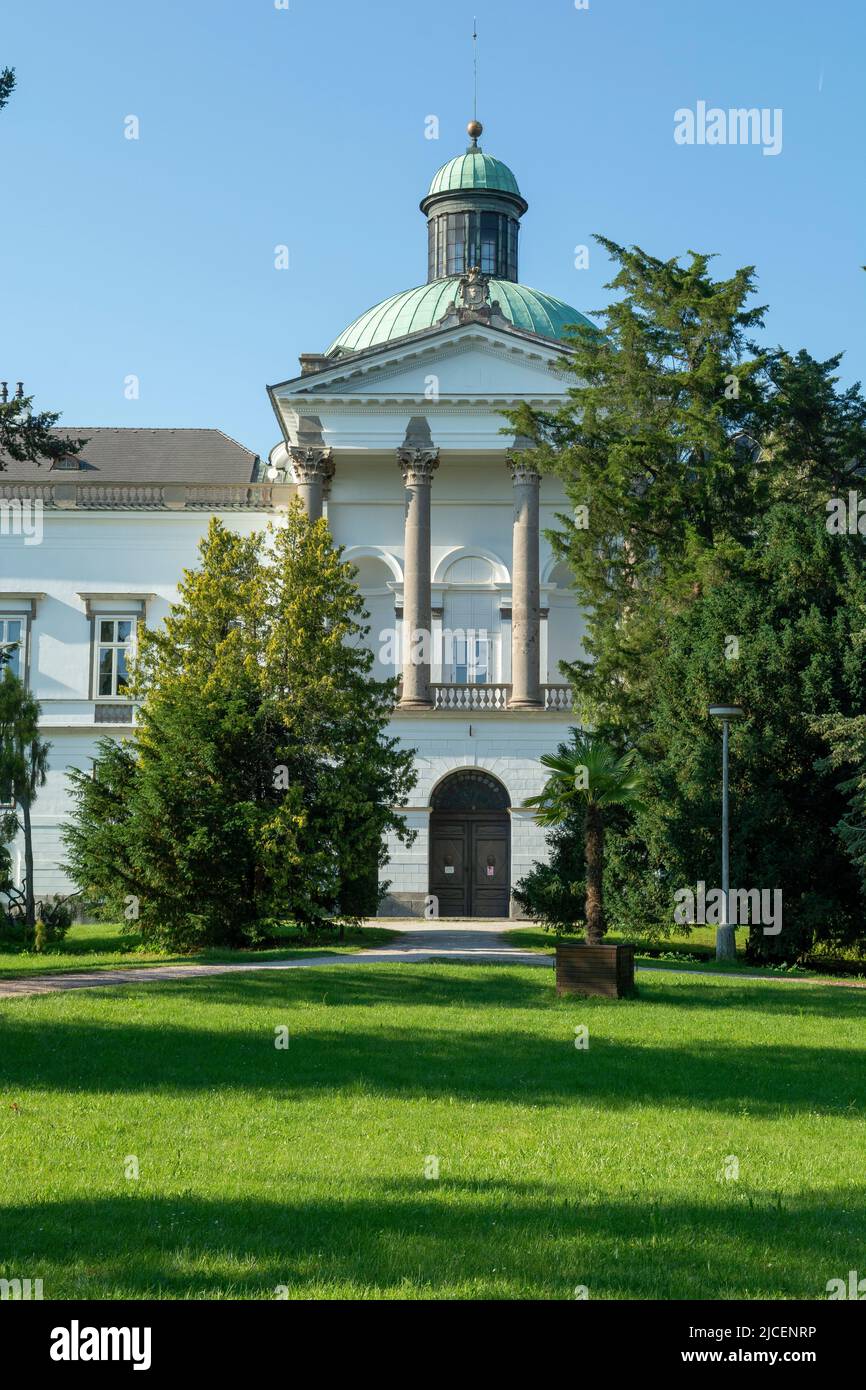 Herrenhaus und Schloss im klassizistischen Stil im Topolcianky-Park. Slowakei. Stockfoto