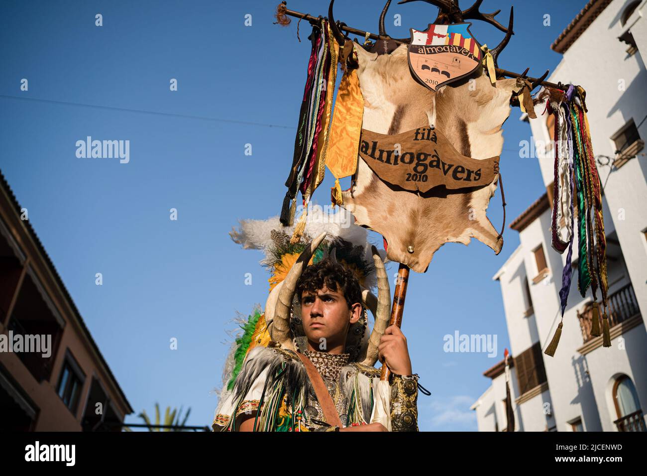 Teulada Moraira, Spanien. 12.. Juni 2022. Der spanische Junge bereitet sich auf die Parade vor. Die traditionelle Parade der „Mauren und Christen“ in Teulada Moraira, Alicante, Spanien, wird aufgrund der Einschränkungen der Pandemie nach zwei Jahren erneut gefeiert. Der Tradition zufolge erinnern diese Feste an die Kämpfe, die während der Wiedereroberung ausgetragen wurden, in denen die Christen der Königreiche Spaniens die von den Muslimen besetzten Gebiete eroberten. Kredit: SOPA Images Limited/Alamy Live Nachrichten Stockfoto