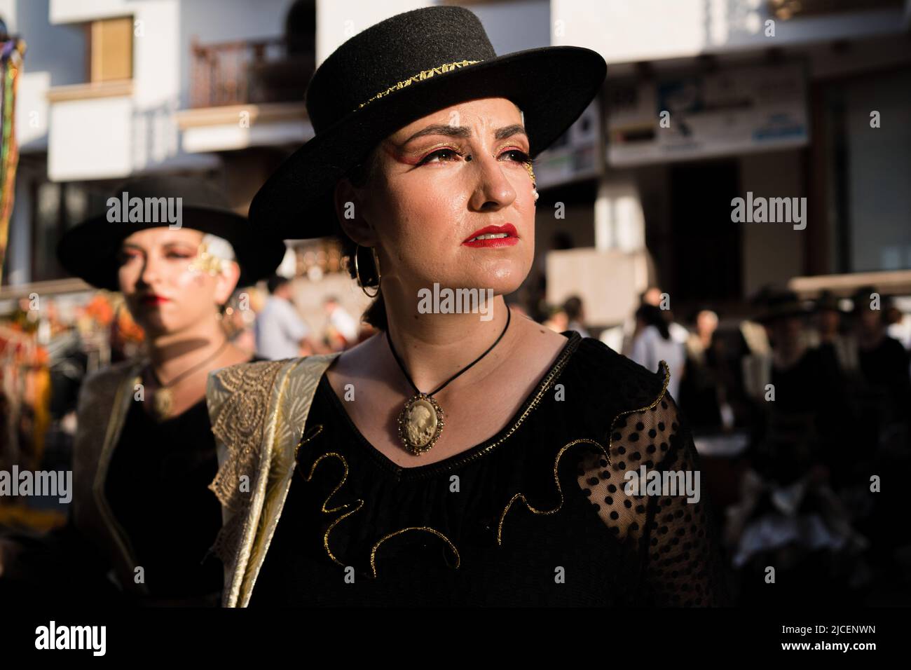 Teulada Moraira, Spanien. 12.. Juni 2022. Spanische Frau mit Hut bereitet sich auf die Parade vor. Die traditionelle Parade der „Mauren und Christen“ in Teulada Moraira, Alicante, Spanien, wird aufgrund der Einschränkungen der Pandemie nach zwei Jahren erneut gefeiert. Der Tradition zufolge erinnern diese Feste an die Kämpfe, die während der Wiedereroberung ausgetragen wurden, in denen die Christen der Königreiche Spaniens die von den Muslimen besetzten Gebiete eroberten. Kredit: SOPA Images Limited/Alamy Live Nachrichten Stockfoto