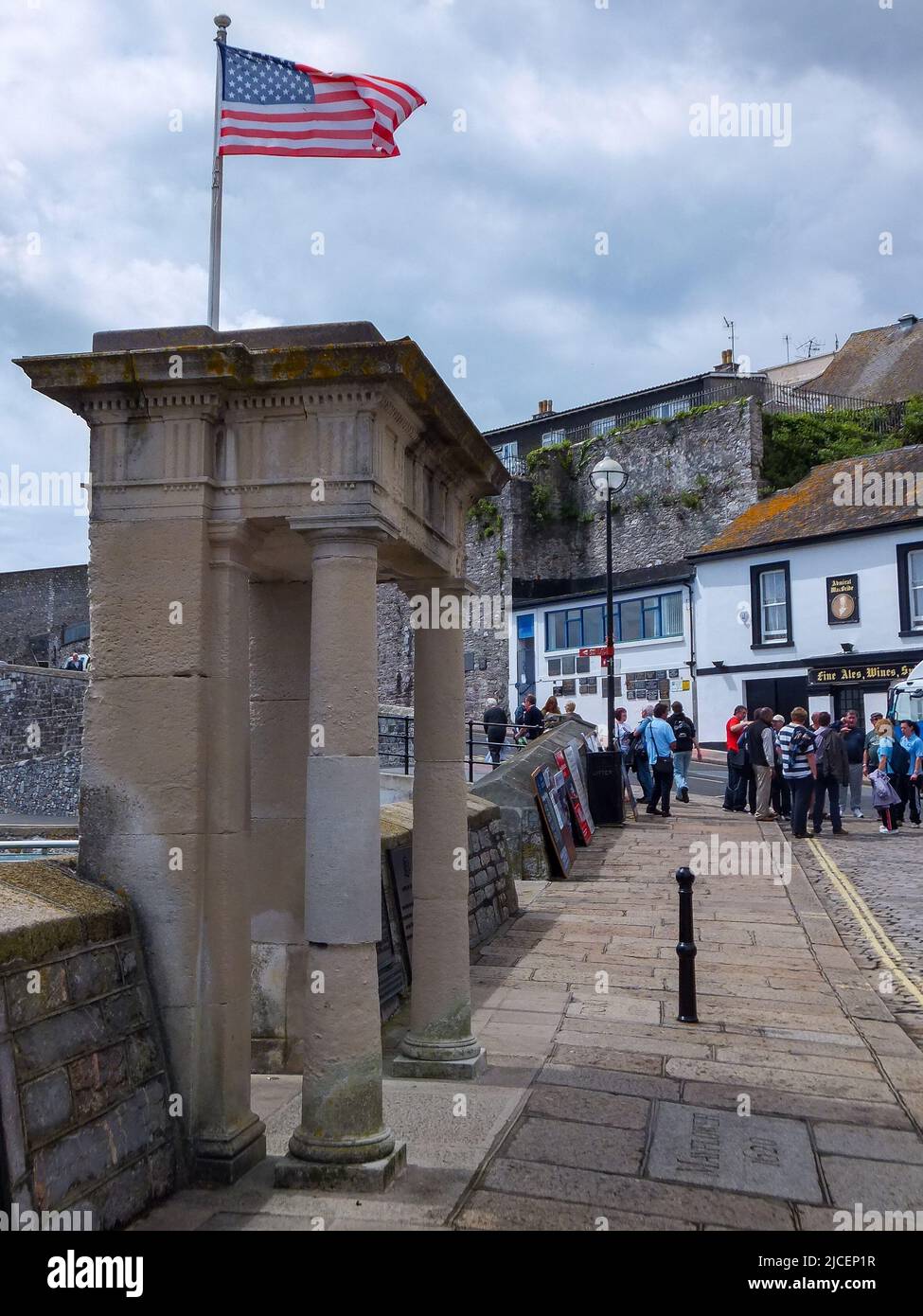 Die Flagge der Vereinigten Staaten von Amerika fliegt über dem Denkmal der Mayflower Steps in Plymouth, Devon, England, Großbritannien. Stockfoto