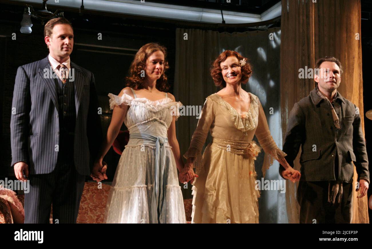 Josh Lucas, Sarah Paulson, Jessica lange und Christian Slater Curtain Call während einer Voraufführung von Tennessee Williams' 'The Glass Menagerie' im Barrymore Theatre in New York City am 21. März 2005. Foto: Henry McGee/MediaPunch Stockfoto