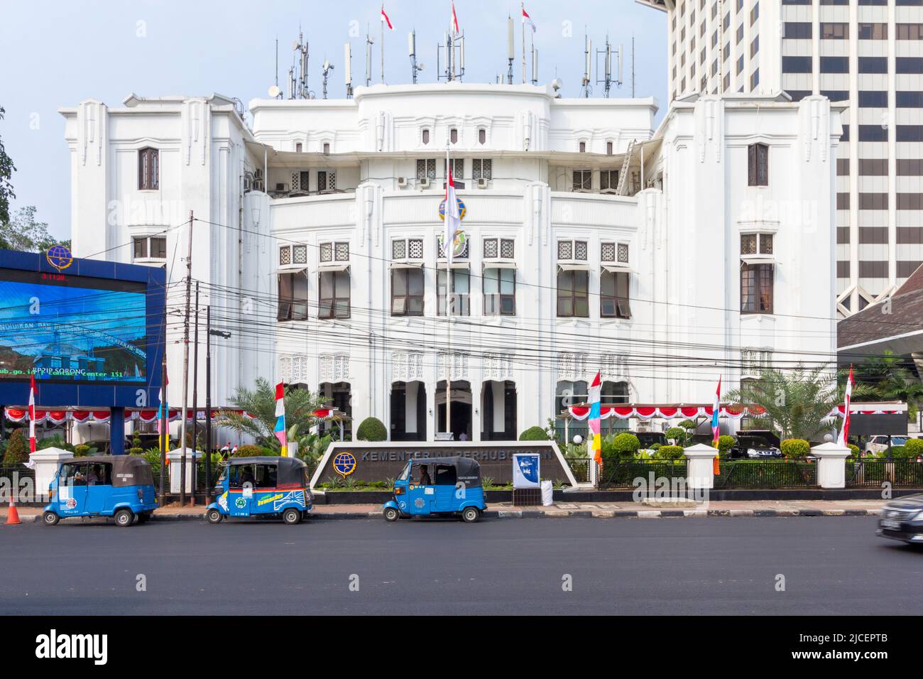 Fassade eines Art-Deco-Gebäudes in Jakarta, Indonesien Stockfoto