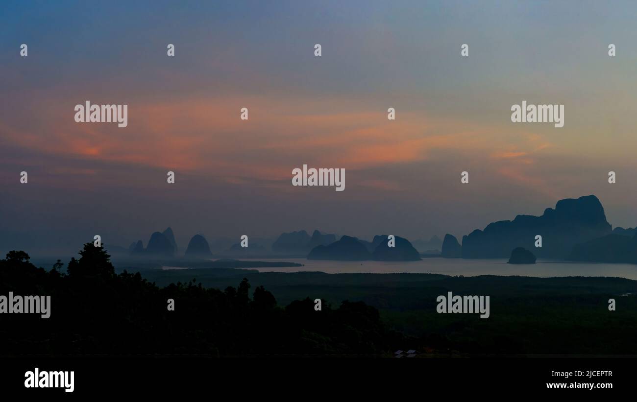 Panoramablick auf Samet Nangshe, Phang Nga, Thailand am schönen Himmel und Wolken. Die spektakuläre und natürliche Schönheit der Berge und Inseln in Th Stockfoto