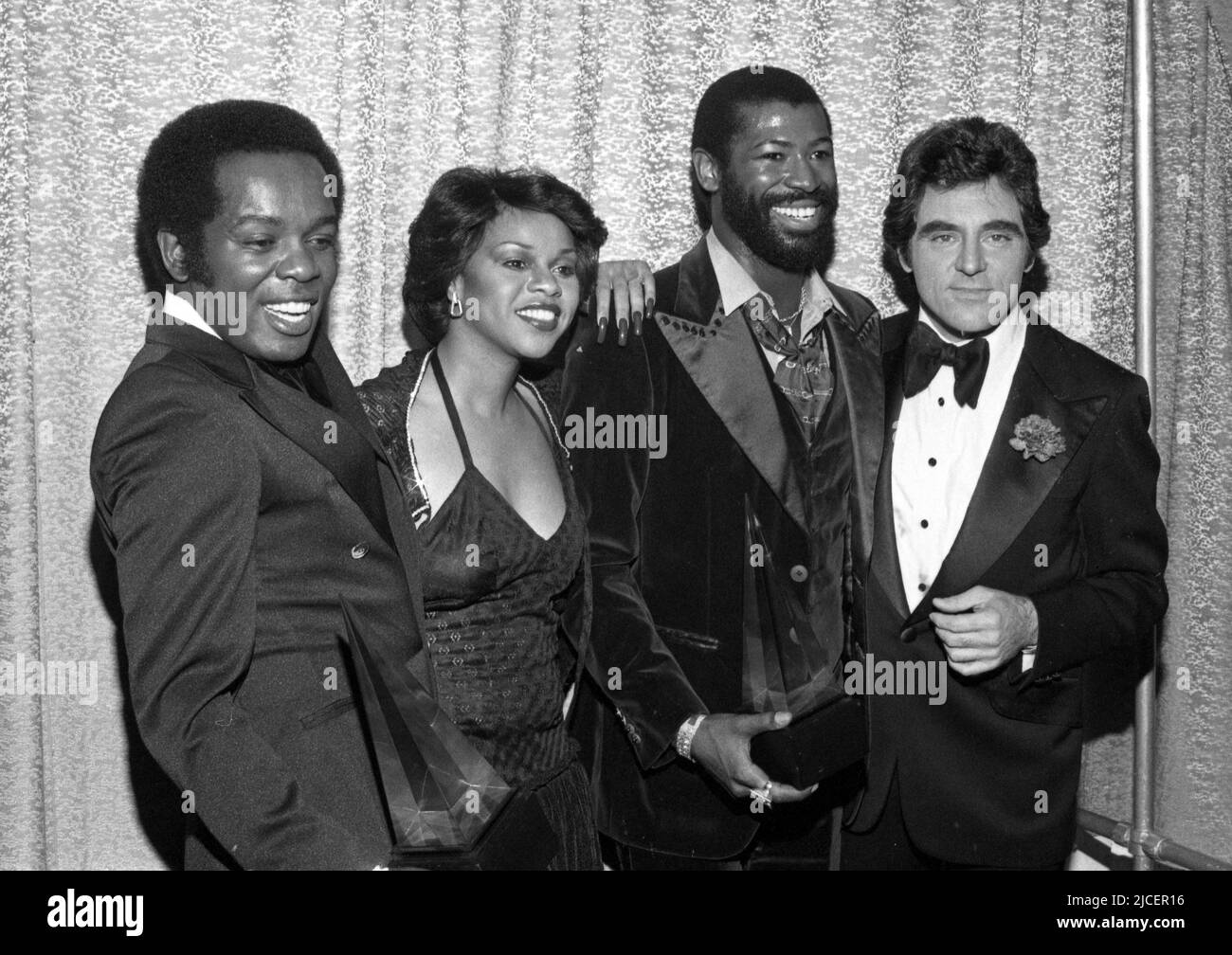 Lou Rawls, Deniece Williams, Teddy Pendergrass und Anthony Newley um die 1980er Jahre Credit: Ralph Dominguez/MediaPunchLou Rawls, Deniece Williams, Teddy Pendergrass und Anthony Newley bei den American Music Awards 1979 am 12. Januar 1979 Credit: Ralph Dominguez/MediaPunch Stockfoto