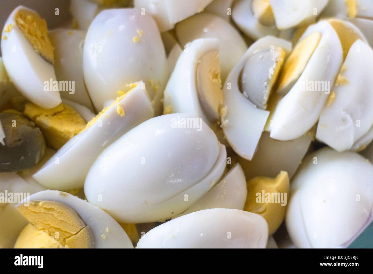 In Scheiben geschnittene hart gekochte Eier in einem Buffetrestaurant des Hotels in Cebu, Philippinen Stockfoto