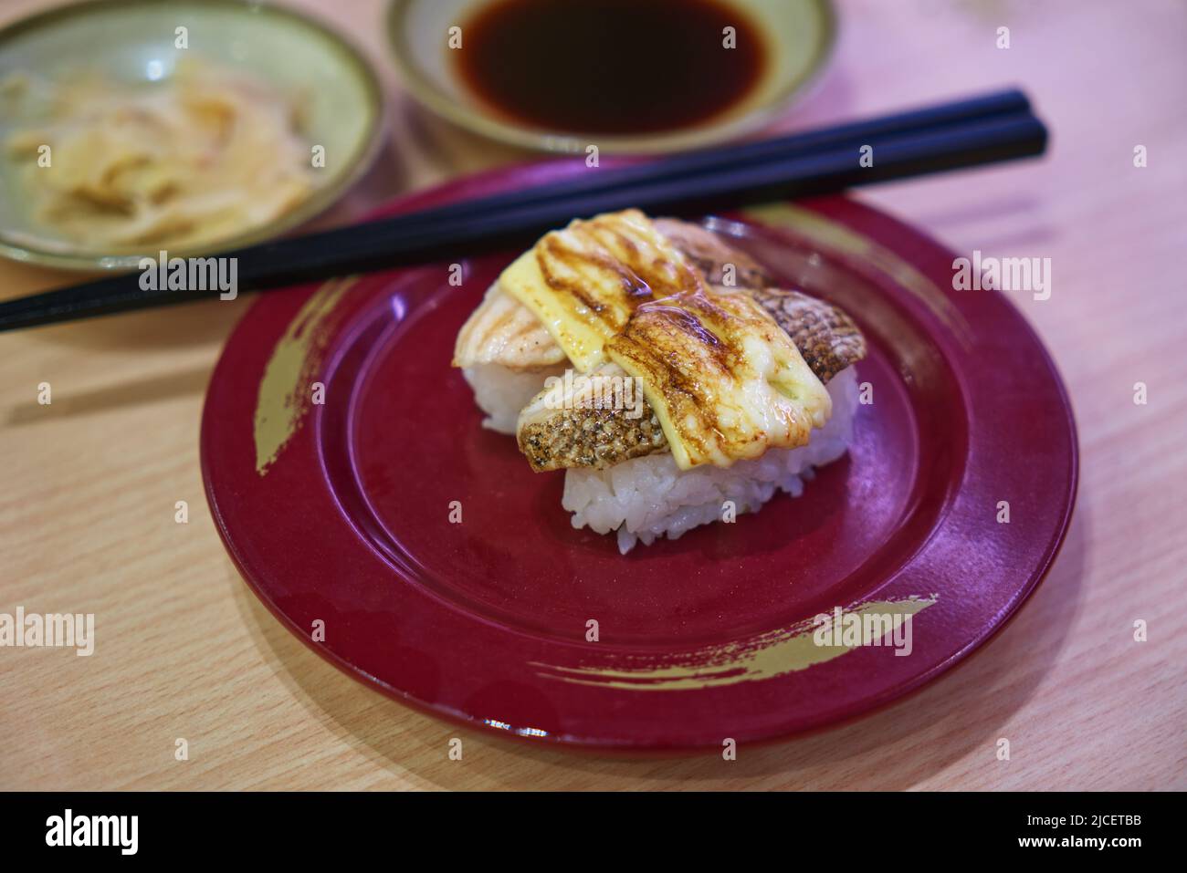 Lachs Bauch Sushi Belag mit gegrilltem Käse, japanisches Sushi in Gericht auf dem Tisch Restaurant. Stockfoto