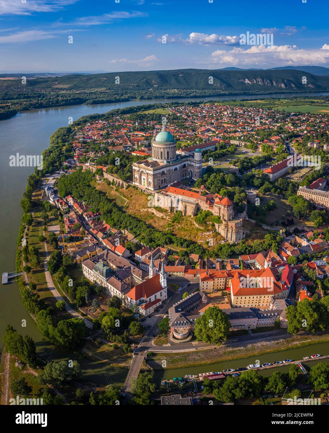 Esztergom, Ungarn - Luftpanorama der in den Himmel übernommenen Primatial-Basilika der seligen Jungfrau Maria (Basilika von Esztergom) auf einer Summe Stockfoto