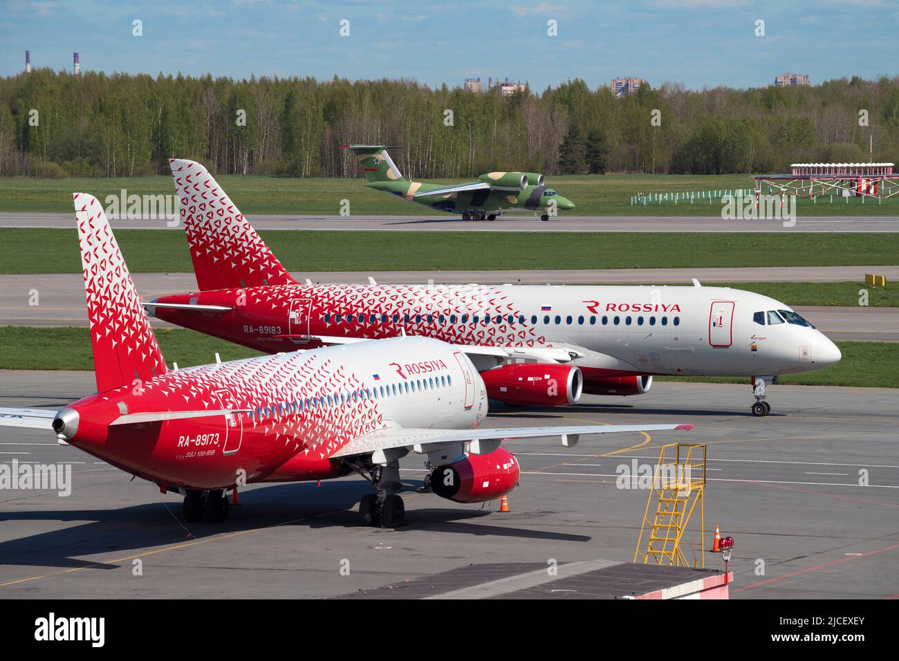 SANKT PETERSBURG, RUSSLAND - 20. MAI 2022: An einem sonnigen Maitag auf dem Flugplatz des Flughafens Pulkowo Stockfoto