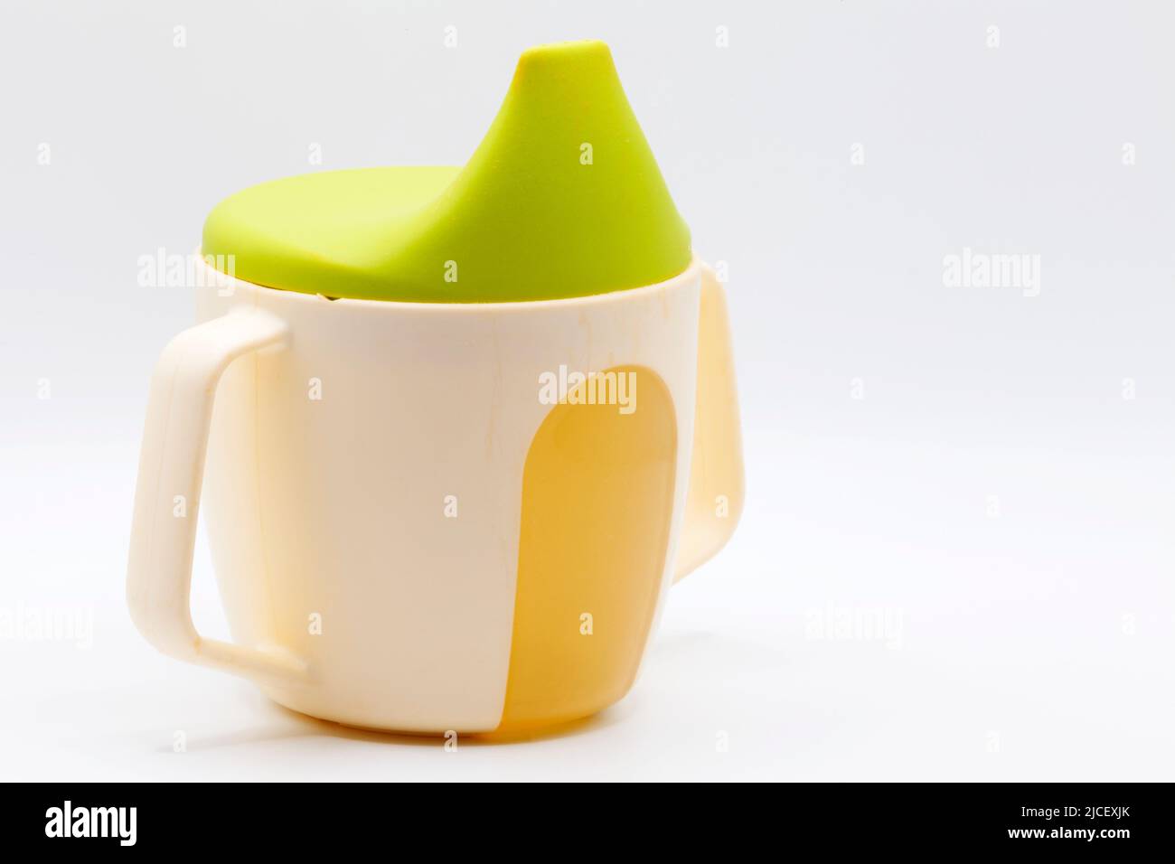 Ein gebrauchter Babybecher auf hellem Hintergrund Stockfoto