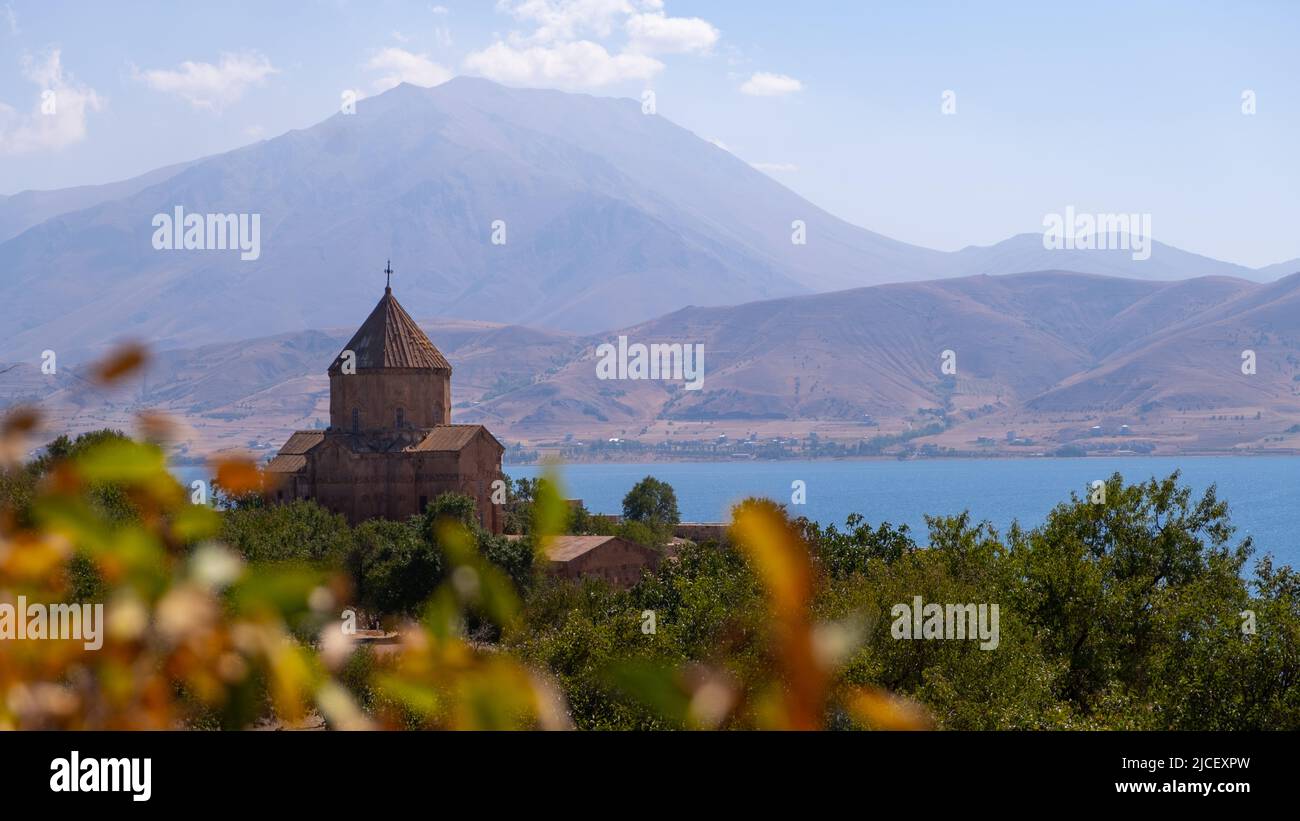 Akdamar Insel im Van See, Türkei und die alten Ruinen einer armenischen Kirche Stockfoto