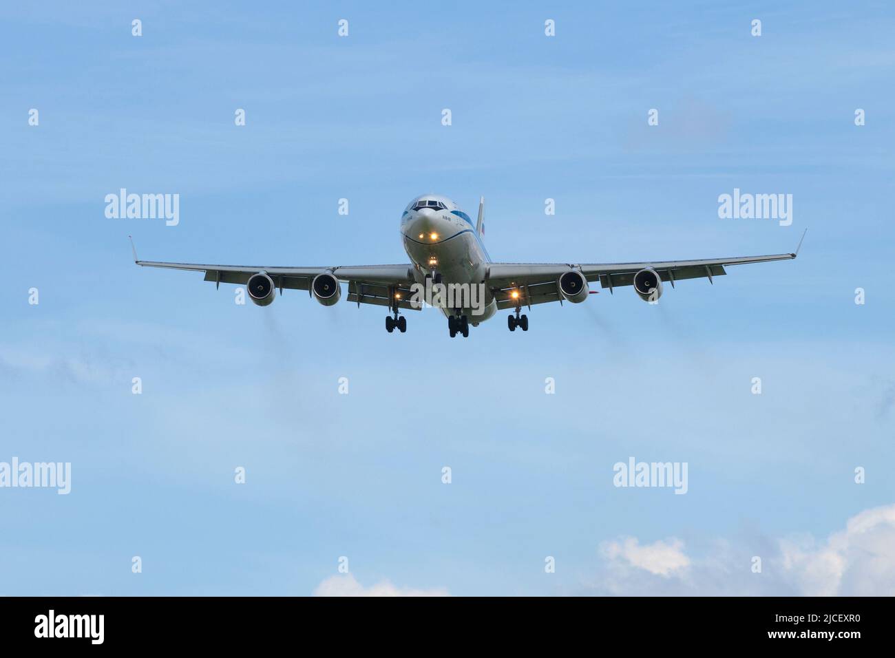 SANKT PETERSBURG, RUSSLAND - 02. JUNI 2022: Das Flugzeug Il-96-400 (RA-96104) nähert sich dem Gleitweg am blauen Himmel Stockfoto