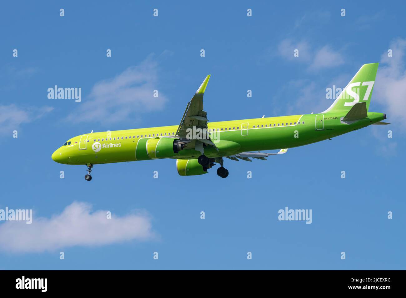 SANKT PETERSBURG, RUSSLAND - 26. FEBRUAR 2021: Flugzeug Airbus A321neo (RA-73445) der 'S7 - Siberia Airlines' kommt zur Landung Stockfoto