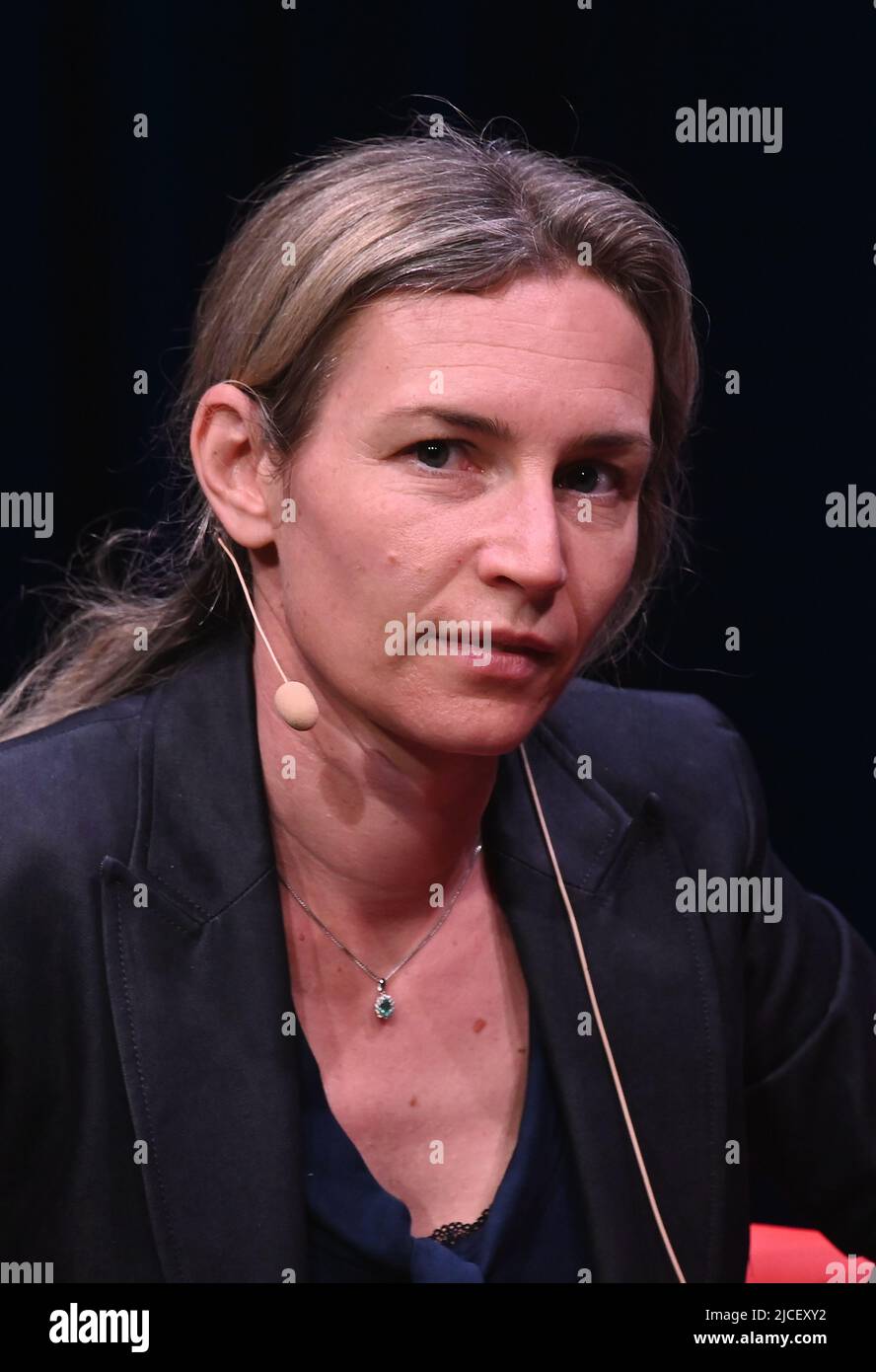 Köln, Deutschland. 12.. Juni 2022. Die albanisch-britische Politikwissenschaftlerin Lea Ypi spricht auf phil.COLOGNE, dem internationalen Festival für Philosophie.Quelle: Horst Galuschka/dpa/Horst Galuschka dpa/Alamy Live News Stockfoto