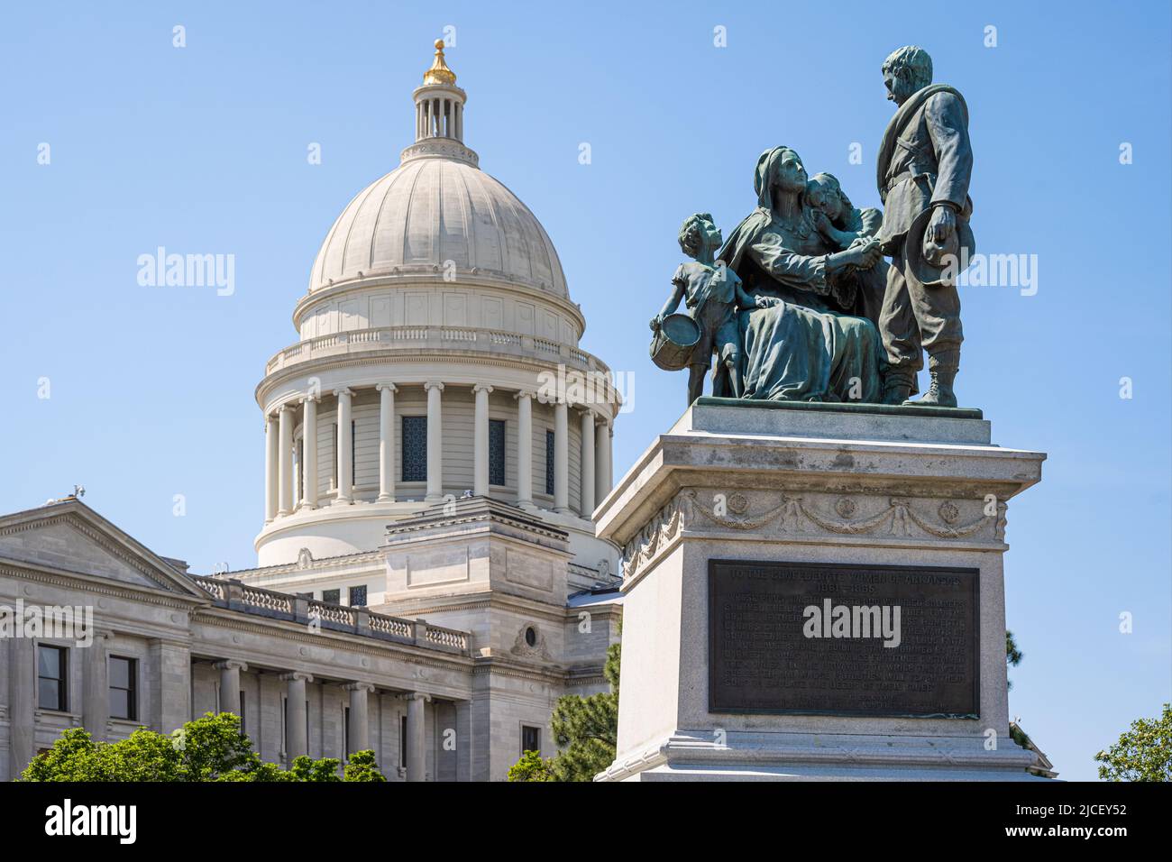 Das Monument für konföderierte Frauen (auch bekannt als Mutter des Südens) wurde 1913 auf dem Gelände des Arkansas State Capitol in Little Rock enthüllt. (USA) Stockfoto