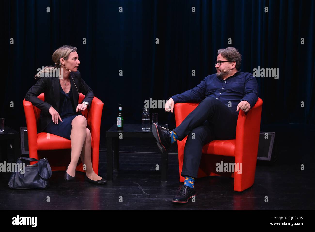 Köln, Deutschland. 12.. Juni 2022. Die albanisch-britische Politikwissenschaftlerin Lea Ypi, l-r, und der Journalist und Philosoph Wolfram Eilenberger sprechen auf phil.COLOGNE, dem internationalen Festival für Philosophie Quelle: Horst Galuschka/dpa/Horst Galuschka dpa/Alamy Live News Stockfoto